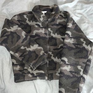 American Eagle size Medium cropped camo sherpa jacket zip up.